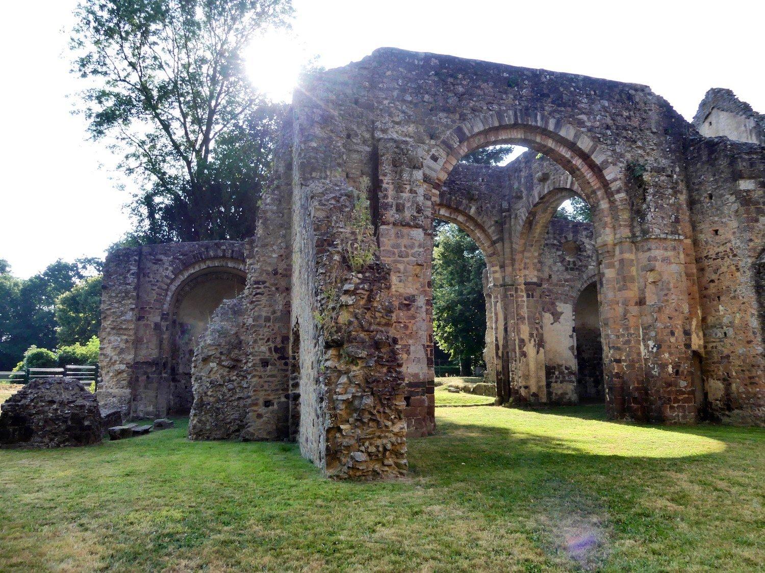 Ruines de l'abbaye Notre-Dame du Nid-au-Merle